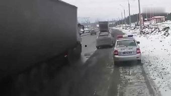 国产车撞坏大货车视频,国产车与货车相撞事故现场惊心动魄