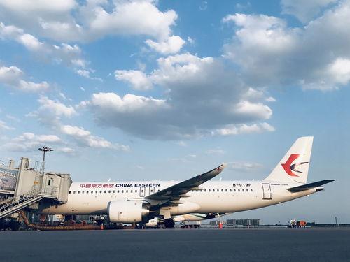 国产大飞机过水门桥视频,见证中国航空工业新里程